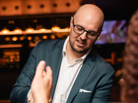 Seth Dale performing close-up magic during a cocktail hour event